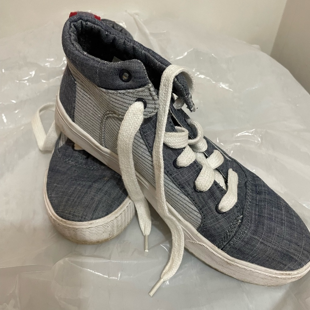 Women’s Toms ankle sneakers size 6